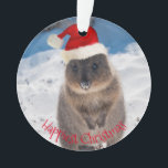 Adorno Feliz Feliz Navidad Quokka Beach Australia<br><div class="desc">En la playa de Australia se celebran navidades como en verano. Y tus Navidades no pueden ser mejores, más felices y más cortos que con esta quokka - el animal más feliz del mundo. Decoren y iluminen su árbol con este adorno único. Definitivamente pondrá una sonrisa en la cara de...</div>