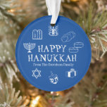 Adorno Feliz Hanukkah favores de nombre personalizado azu<br><div class="desc">Feliz Hanukkah,  regalo de nombre de familia personalizar favorece las vacaciones de Ornament. ¡Feliz Hanukkah,  Feliz Chanukah,  Hanukkah Sameach!,  Chag Sameach!,  Chag Urim Sameach. Azul y blanco</div>