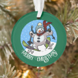 Adorno Feliz Navidad! Esquiar texto editable Snowman<br><div class="desc">Una decoración festiva para tu árbol de Navidad, con un personalizado de un muñeco de nieve alegre con la nariz de zanahoria y ojos de carbón, salpicando por la nieve en los esquíes, en un gorra de invierno lúgubre y bufanda de tartán. Una imagen optimista para Navidad o durante el...</div>