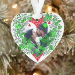 Adorno Feliz Navidad | Foto de Navidades del corazón<br><div class="desc">Ornamento navideño personalizado. Marco floral de corazón verde,  rojo y blanco que puedes personalizar añadiendo tu imagen.</div>