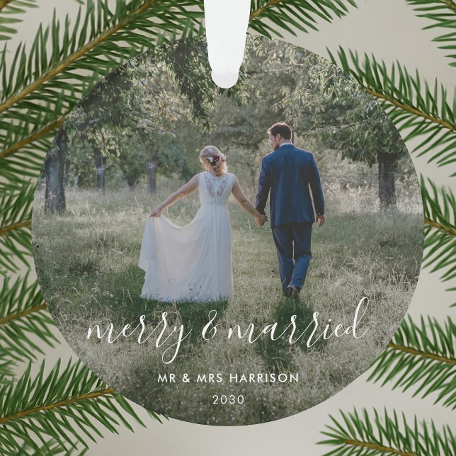 Adorno Feliz y casado | Foto de Navidades de recién casad (Merry and Married acrylic photo ornament by Guava, perfect for newlyweds and wedding gifting)