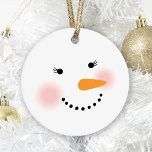 Adorno Festividad de Cule Snowman Face<br><div class="desc">Tus amigos y familia sonreirán esta temporada de invierno con este adorable adorno navideño de muñecas de nieve. El diseño presenta a una jodida mujer de nieve con calurosas mejillas rosadas, pestañas, nariz de zanahoria y sonrisa hecha de carbón. Los colores de diseño son blanco, negro, rosa y naranja. Se...</div>