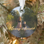 Adorno Festividad de la foto de las letras de los neones<br><div class="desc">Merry & Bright,  letras de signos de neón amarillo dorado,  adorno de festividades familiares con fotos. Color de fondo verde festivo y respaldo de estrellas neón.</div>