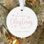 Adorno Festividad primera foto de Navidad<br><div class="desc">Tipografía rosa festiva,  Mi primera Navidad,  adorno de fotos. Características,  líneas de texto de plantilla para nombre y año con una única copia de seguridad de fotos.</div>