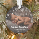Adorno Foto corta Copos de nieve Abuelos Primera Navidad<br><div class="desc">Un bonito ornamento navideño con un diseño sencillo pero elegante con copos de nieve en la parte superior y "Nuestra primera Navidad como abuelos" en escritura tiza, junto con el año de nacimiento del bebé, sobre tu foto favorita del recién nacido. Este moderno ornamento para bebés neutro en género hace...</div>