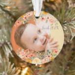 Adorno Foto de hija de flor personalizada hijo nieto<br><div class="desc">Celebra el hermoso vínculo entre los padres y sus hijos con nuestro Ornamento de fotos de nuestros hijos hijas e hijas personalizadas con flores. Este exquisito ornamento presenta un impresionante diseño floral, lo que lo convierte en un lugar perfecto para cualquier ocasión familiar. Personalizar con una preciada foto de su...</div>