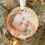 Adorno Foto de hija de flor personalizada hijo nieto<br><div class="desc">Celebra el vínculo especial entre los miembros de la familia con nuestro Ornamento de fotos de nietos hijas e hijas con flor personalizado. Este exquisito ornamento presenta un bonito diseño floral, lo que lo convierte en un lugar ideal para cualquier ocasión. Personalizar con una preciada foto de tu hija, hijo...</div>