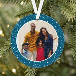 Adorno Foto de la familia de estrellas Verde azuladas mod<br><div class="desc">Fotografía simple y moderna diseño de adorno navideño con una imagen redonda enmarcada por un patrón de luces y estrellas brillantes. La parte posterior del adorno incluye "Merry and Bright" en un texto de escritura elegante con texto personalizado para el año. El fondo festivo de color azul verde azulado se...</div>
