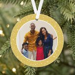 Adorno Foto de la familia de las estrellas de oro moderna<br><div class="desc">Fotografía simple y moderna diseño de adorno navideño con una imagen redonda enmarcada por un patrón de luces y estrellas brillantes. La parte posterior del adorno incluye "Merry and Bright" en un texto de escritura elegante con texto personalizado para el año. Se puede modificar el fondo cremoso de color dorado...</div>