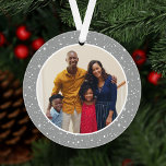 Adorno Foto de la familia de las estrellas de plata moder<br><div class="desc">Fotografía simple y moderna diseño de adorno navideño con una imagen redonda enmarcada por un patrón de luces y estrellas brillantes. La parte posterior del adorno incluye "Merry and Bright" en un texto de escritura elegante con texto personalizado para el año. El fondo festivo de color gris plateado se puede...</div>