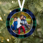 Adorno Foto de la familia de Personalizados de Plaid Tart<br><div class="desc">Este clásico adorno de vacaciones cuenta con una foto favorita de tu familia enmarcada por un atemporal azul marino y un reloj negro de caza escocés con estampado escocés. Consejo: recortar la foto en un formato cuadrado antes de subirla al sitio. El dorso del adorno incluye un saludo de "Feliz...</div>