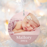 Adorno Foto de nombre personalizado de bebé rosa<br><div class="desc">Simplemente elegante ornamento de fotos para la Primera Navidad del bebé puede ser personalizado con una foto recién nacida y texto personalizado para el nombre. Elija incluir la misma foto en ambos lados o dos fotos diferentes. El color de fondo rosado rosa polvoriento se puede cambiar para que coincida con...</div>