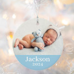 Adorno Foto de nombre personalizado de Blue Baby Boy<br><div class="desc">Simplemente elegante ornamento de fotos para la Primera Navidad del bebé puede ser personalizado con una foto recién nacida y texto personalizado para el nombre. Elija incluir la misma foto en ambos lados o dos fotos diferentes. El color de fondo azul puede cambiarse para que coincida con tus fotos.</div>