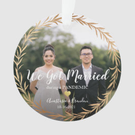 Adorno Foto de oro casada durante Navidades pandémicos