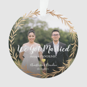 Adorno Foto de oro casada durante Navidades pandémicos