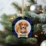 Adorno Foto de perro Personalizado con escote de tartán v<br><div class="desc">Los Navidades perfectos decoran las vacaciones para los amantes del perro de tu familia. Este elegante ornamento festivo incluye una foto favorita de tu cachorro con una placa de hueso de perro que puede ser personalizada con su nombre. Incluye un clásico rústico azul marino y un reloj negro de caza...</div>