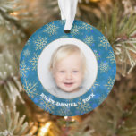 Adorno Foto de Snowflake Acrílico<br><div class="desc">Tu foto favorita aparece en un adorno de árbol de acrílico redondo con copos de nieve dorados en un fondo azul de luces borrosas Navidades. ¡Sube tu propia imagen para crear adornos de árbol de Navidad para ti mismo o como regalo para la familia, amigos, padres y abuelos! MÁS materiales,...</div>