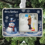 Adorno Foto de Snowman en Winter Forest<br><div class="desc">Decoren su árbol esta temporada de vacaciones con un Navidad de invierno con foto de vacaciones enmarcado en ornamento. El diseño de un adorno incluye un lindo muñeco de nieve con sombrero de punta en una bufanda parado en una escena del bosque invernal con caída de nieve. También hay artículos...</div>