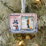 Adorno Foto de Snowman en Winter Forest | Rosa<br><div class="desc">Decoren su árbol esta temporada de vacaciones con un Navidad de invierno rosado enmarcado en un adorno fotográfico. El diseño de un adorno incluye un lindo muñeco de nieve con sombrero de punta en una bufanda parado en una escena del bosque invernal con caída de nieve. También hay artículos de...</div>