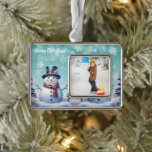 Adorno Foto de Snowman en Winter Forest | Turquesa<br><div class="desc">Decoren su árbol esta temporada de vacaciones con un Verde azulado ornamento de fotos de Navidades de Snowman en el bosque de invierno. El diseño de un adorno incluye un lindo muñeco de nieve con sombrero de punta en una bufanda parado en una escena del bosque invernal con caída de...</div>