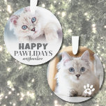 Adorno Foto de un gato kitty Happy Pawlidays<br><div class="desc">Ornamento personalizado de fotos de gatos "Happy PAWlidays". Trae alegría y humor a tu decoración con este divertido adorno de gatos, perfecto para los que tienen un gatito travieso, gatito sucio o un querido fuebete. El frente presenta el texto festivo "Happy PAWlidays" como un giro lúdico en el tradicional saludo...</div>