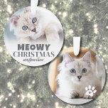 Adorno Foto del gato de Meowy Navidades<br><div class="desc">Ornamento personalizado de fotos de gatos de "Navidades Meowy". Acompáñese con alegría y humor a su decoración con este adorno de gatos lúdico, perfecto para los que tengan un gatito travieso o un gatito sucio. La parte delantera presenta el texto festivo "Navidades Meowy" como un giro divertido en el saludo...</div>
