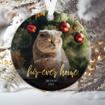 Adorno Foto mascota First Christmas For ever Home Gold Sc<br><div class="desc">Conmemorar la primera Navidad de su mascota en su nuevo hogar con este hermoso adorno de conservas moderno. El texto dice "Primera Navidad en mi casa de cuatro años", con las palabras "casa de cuatro años" en elegante guión de Relieve metalizado falso de oro. Reemplace la imagen de ejemplo con...</div>