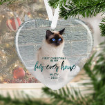 Adorno Foto mascota Primera Navidad Para Siempre Verde Ve<br><div class="desc">Conmemorar la primera Navidad de sus mascotas en su nuevo hogar con este hermoso adorno de conservas moderno. El texto dice "Primera Navidad en mi casa de cuatro años", con las palabras "casa de cuatro años" en elegante guión verde azulado de imitación de Relieve metalizado verde. Reemplace la imagen de...</div>