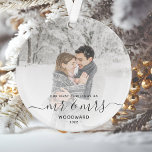 Adorno Foto personalizado Primer Navidad casado Guión gri<br><div class="desc">Conmemorar la primera Navidad de tu matrimonio con este hermoso adorno de keepsake moderno. El texto gris dice "Nuestra primera Navidad como señor y señora", con las palabras "señor y señora" en un elegante guión de escritura a mano con flores antes y después. Reemplace la imagen de ejemplo con su...</div>