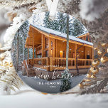 Adorno Foto Primera edición del New Home White Script 202<br><div class="desc">Conmemorar su primera Navidad en su nuevo hogar con este hermoso adorno de keepsake moderno. El texto blanco dice "Primera Navidad en nuestro nuevo hogar", con las palabras "nuevo hogar" en un elegante guión de escritura a mano con flores antes y después. Reemplace la imagen de ejemplo con una foto...</div>
