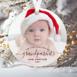 Adorno Fotos Abuelos First Christmas Red Script<br><div class="desc">Ayúdenles a celebrar a su primer nieto con este hermoso adorno moderno de keepsake. El texto rojo borgoña dice "Nuestra primera Navidad como abuelos", con la palabra "abuelos" en un elegante guión de escritura a mano con flores antes y después. Reemplace fácilmente la imagen de ejemplo con su foto favorita...</div>