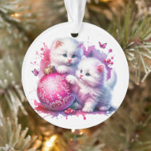 Gatitos blancos lindos jugando con la Navidad rosa