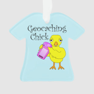 Adorno Geocaching Chick Curly Text