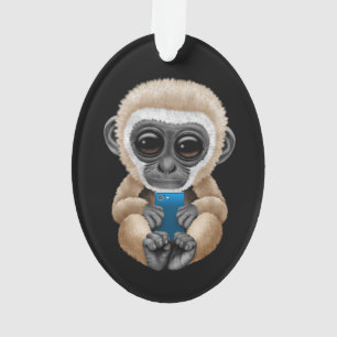 Adorno Gibbon lindo del bebé que lleva a cabo un negro