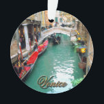 Adorno Góndolas en un canal veneciano<br><div class="desc">Góndolas hermosas que flotan pacífico en un pequeño canal veneciano.</div>