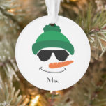Adorno Gorra verde y gafas de sol Cara de Snowman<br><div class="desc">Añade un toque de alegría navideña a tu árbol de Navidad con nuestro adorable Gorra Verde y gafas de sol y ornamento navideño de Snowman Face. Este adorno de personalizable permite añadir un nombre, lo que lo convierte en un recuerdo o regalo perfecto para los seres queridos. El encantador diseño...</div>