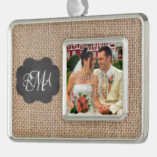 Adorno Grabado triple monogramado de cartón Burlap