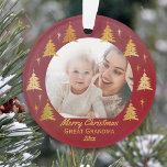 Adorno Gran Abuela Navidad foto roja y dorada<br><div class="desc">Foto personalizado adorno de Navidad en rojo con árboles dorados de Navidad y redacción editable. La plantilla de fotos está configurada para que añadas una de tus fotos favoritas, que será enmarcada con árboles dorados y estrellas. La redacción actual dice Feliz Navidad Gran Abuela 20xx y puedes editarlo como quieras....</div>