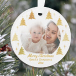 Adorno Grandes Navidades de Abuelas Fotografía de Blanco<br><div class="desc">Foto personalizado adorno de Navidad en blanco con árboles dorados de Navidad y redacción editable. La plantilla de fotos está configurada para que añadas una de tus fotos favoritas, que será enmarcada con árboles dorados y estrellas. La redacción actual dice Feliz Navidad Gran Abuela 20xx y puedes editarlo como quieras....</div>