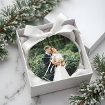 Adorno Guión de amor moderno recién hecho foto completa K<br><div class="desc">Ornamento especial de fotos bodas recién casados para mostrar su propia memoria fotográfica boda especial. Nuestro diseño presenta un diseño fotográfico completo con su apellido mostrado a lo largo de la parte superior. La palabra "Amor" está diseñada en un hermoso estilo de escritura blanca manuscrita que está sobre la foto...</div>