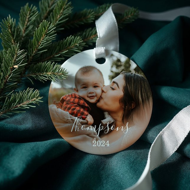 Adorno Guión de nombre personalizado de la foto familiar  (Minimal Family Photo Custom Name Script & Year Ornament)
