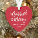 Adorno Guión de pincel moderno casado y corazón Boda de m<br><div class="desc">Guión de pincel moderno casado y adorno cardíaco de Boda de cerezo</div>