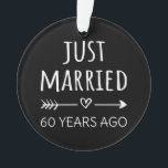 Adorno Hace 60 Años Que Me Casé<br><div class="desc">Diseño bonito, perfecto para todo aquel que haya estado casado durante 60 años y para una ceremonia de renovación de la promesa boda. ¡Es un gran conjunto para las parejas! Cita de 'Acabo de casar hace 60 años' para una pareja que se casó hace 60 años o una pareja que...</div>