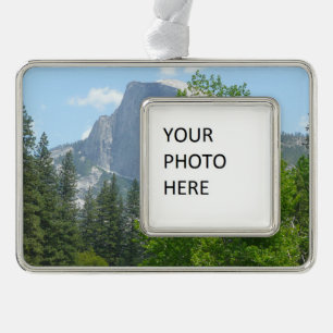 Adorno Half Dome en verano desde el Parque Nacional Yosem