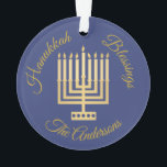 Adorno Hanukkah bendiciendo oro Menorah personalizado<br><div class="desc">Añade tu nombre a este adorno azul de medianoche Hanukkah Blessings con un estilo moderno Menorah de oro y un elegante texto de tono dorado para una de las más amables keepsake personalizadas. Este sencillo gráfico de Menorah es mi diseño original con un patrón de puntos en la base apenas...</div>