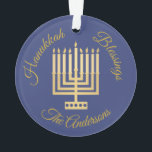 Adorno Hanukkah bendiciendo oro Menorah personalizado<br><div class="desc">Añade tu nombre a este adorno azul de medianoche Hanukkah Blessings con un estilo moderno Menorah de oro y un elegante texto de tono dorado para una de las más amables keepsake personalizadas. Este sencillo gráfico de Menorah es mi diseño original con un patrón de puntos en la base apenas...</div>