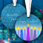 Adorno Hanukkah Menorah Candles Turquoise Keepsake Person<br><div class="desc">"Feliz Hanukkah". Un ilustracion juguetón, moderno y artístico de velas de patrón boho te ayuda a iniciar las vacaciones de Hanukkah con estilo. Las velas azules variadas con motivos de Relieve metalizado falsos coloridos superponen un gradiente turquesa al fondo texturado blanco. En la parte trasera, personalízate con tu nombre y...</div>