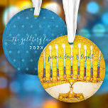 Adorno Hanukkah Peace Love Light Yellow Menorah Keepsake<br><div class="desc">"Paz, amor y luz". Un ilustracion fotográfico digital de primera mano de una menorah artística brillante, colorida, amarilla y dorada te ayuda a inaugurar la festividad de Hanukkah con estilo. En la parte posterior, su nombre y año personalizados y un diminuto patrón azul de la Estrella de David superponen un...</div>
