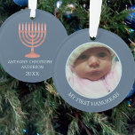 Adorno Hanukkah Rustic Menorah Cute foto de doble cara<br><div class="desc">Personalice este adorno de fotos de doble cara en azul oscuro con una falsa menorah de grano de madera como un lindo personalizado Mi primer Hanukkah o Nuestro primer keepsake Hanukkah. Agrega tu foto al frente donde aparecerá recortada en una imagen redonda con un marco azul claro sobre un fondo...</div>