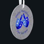 Adorno Hanukkah Sueña Con Niños De Cute Azul Chrismukkah<br><div class="desc">La tradición de Chrismukkah es sobre el amor a la familia y la mezcla de dos feriados en recuerdos que abrazan ambas creencias. Este adorno de Happy Hanukkah con doble Dreidels en colores llamativos de azul intenso y blanco crujiente sobre un fondo falso de plata se verá bien en un...</div>